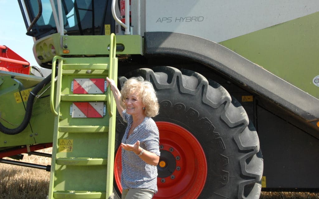 Birgit Keller vor einem Mähdrescher