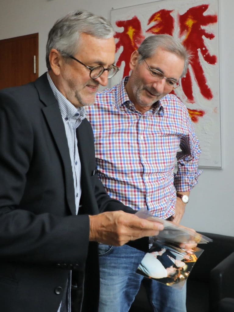 Gemeinsame Fotoschau nach dem Gespräch in der Brandenburger Landesvertretung in Berlin: Matthias Platzeck und Wolfgang Herklotz