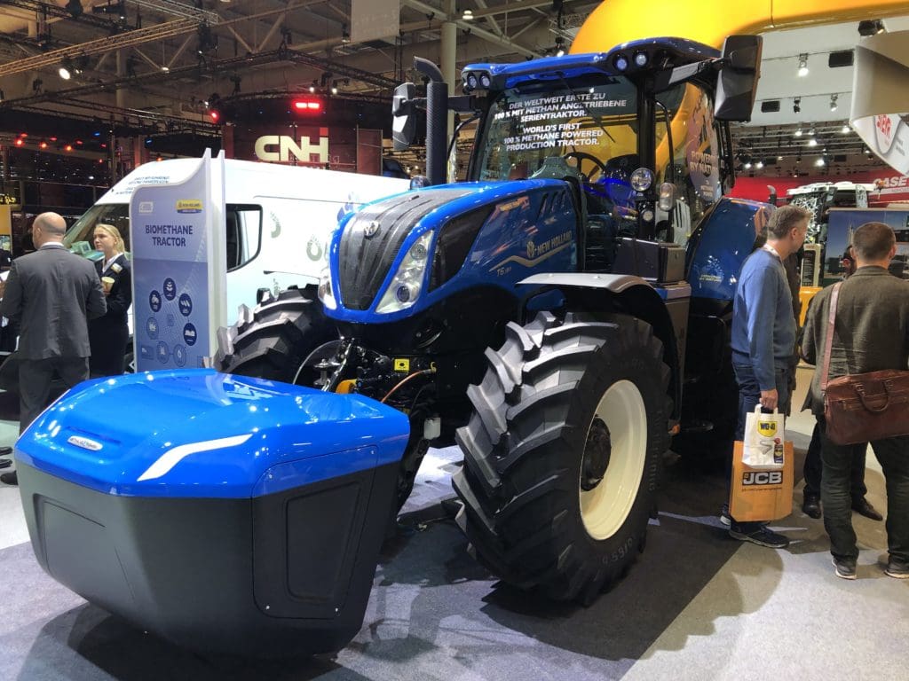 Den ersten serienreifen Traktor, der vollständig mit Methan fährt, zeigt New Holland auf der Agritechnica. Der Kasten an der Front ist ein Zusatztank für den langen Arbeitstag.