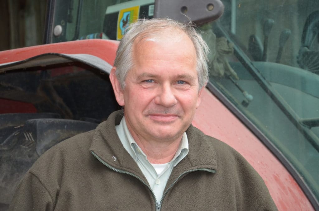 Jochen Dettmer auf seinem Hof in Belsdorf