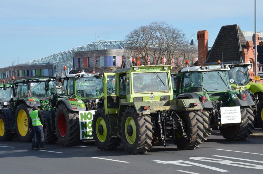Bauerndemo Dessau: Mehrere Reihen von Traktoren stehen vor dem Umweltbundesamt in Dessau.