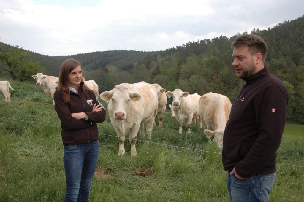 Im August beginnt Marie George, hier mit Vorstand Stefan Blöttner, ihre Ausbildung in Teichröda.