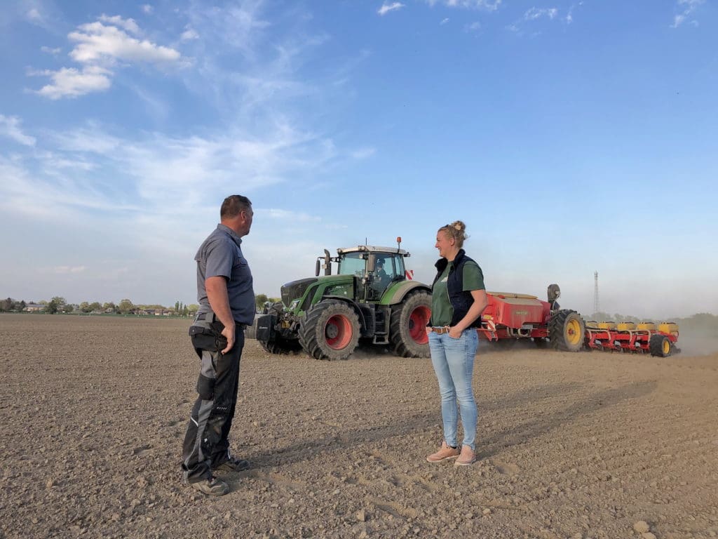 Kunde und Dienstleis- terin im Gespräch. Michael Tretow, stellvertretender Betriebsleiter der Wildberger Agrarbetrie- be, und Kerstin Ackermann.
