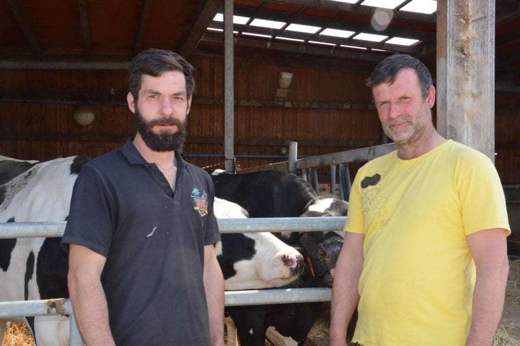 Jörg Schröter (r.) bewirtschaftet den Landwirtschaftsbetrieb gemeinsam mit seinem ältesten Sohn Pascal. (c) Detlef Finger