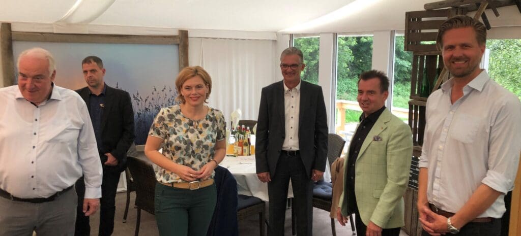 Bundesministerin Julia Klöckner in Kremmen mit Spargel-Unternehmer Erst-August Winkelmann (l.)
sowie (von rechts) Spargelhof-Geschäftsführer Malte Voigts, dem CDU-Kreisvorsitzenden Frank Bommert (MdL) und Staatssekretär Uwe Feiler. (c) Ralf Stephan