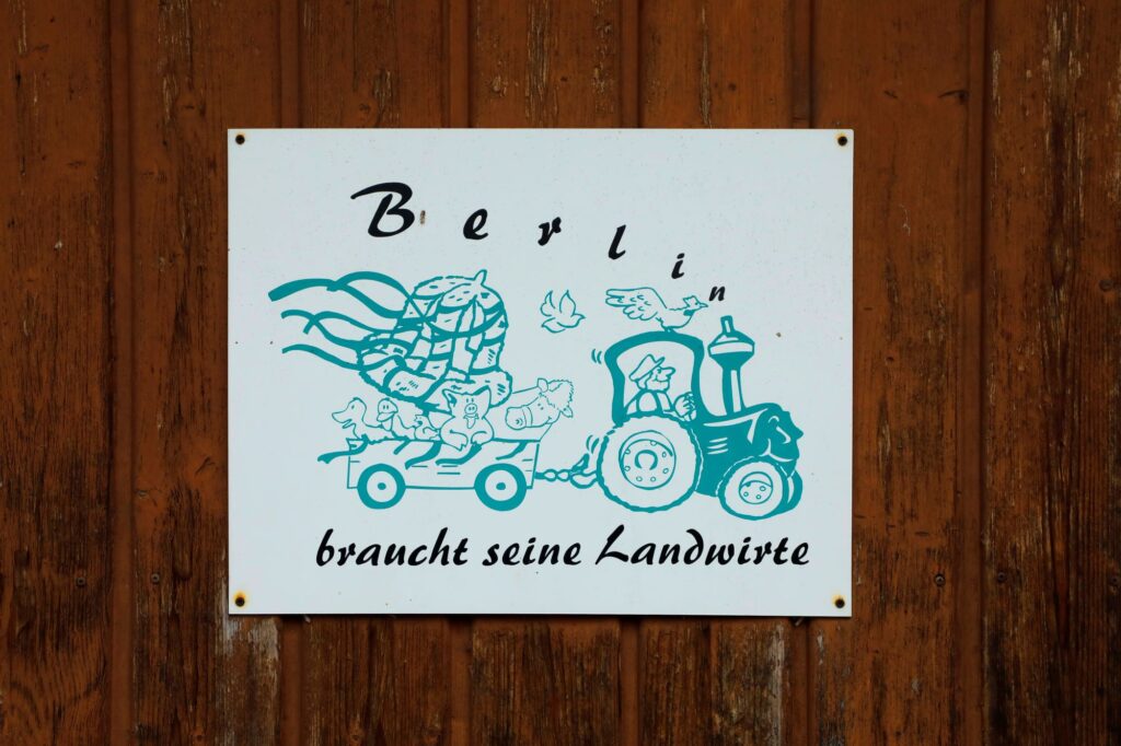 Schild mit Aufschrift: "Berlin braucht seine Landwirte".