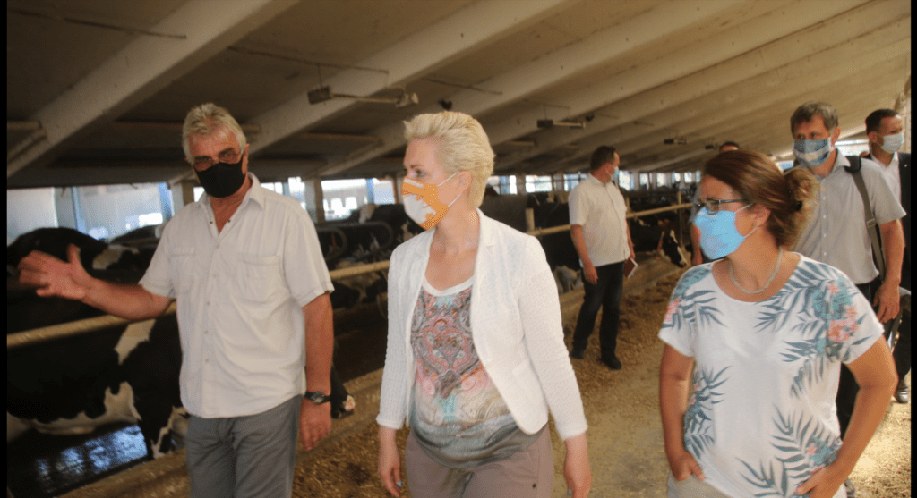 Ministerpräsidentin Manuela Schwesig (Mi.) mit Landesbauernpräsident Detlef Kurreck und Geschäftsführerin Dr. Kathrin Naumann beim Rundgang durch einen der Milchviehställe im Agrarbetrieb Groß Grenz.
