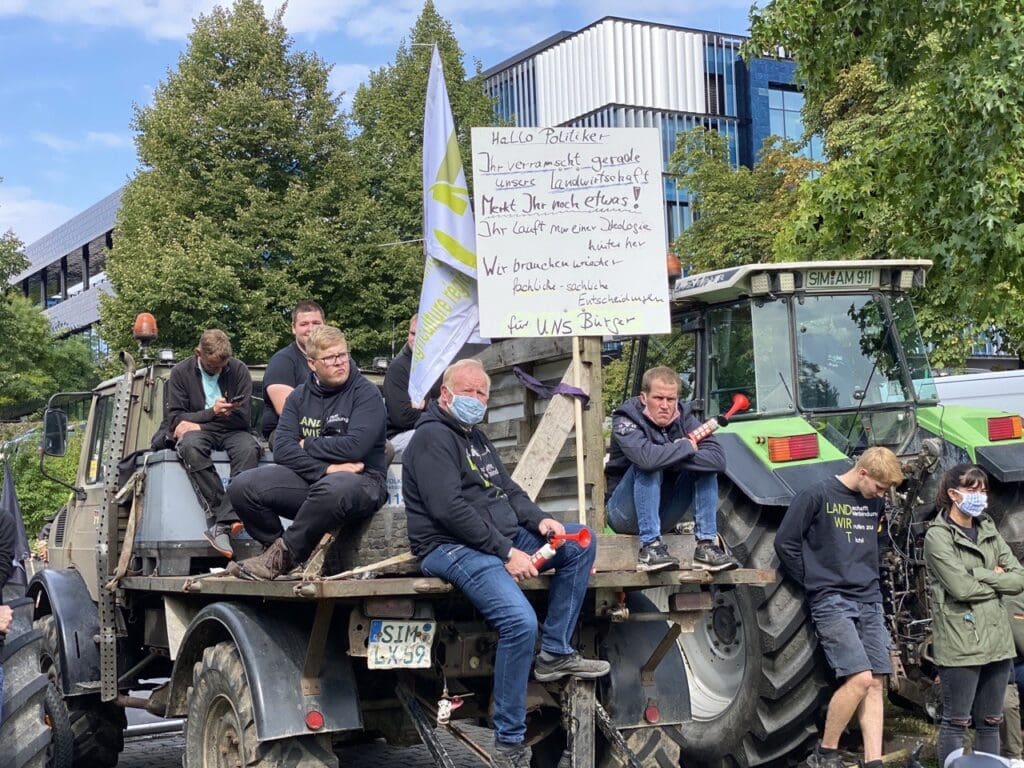 Landwirte-aus-Sachsen-Land-schafft-Verbindung-Sachsen-demonstrieren-während-der-EU-Agrarministerkonferenz-in-Koblenz