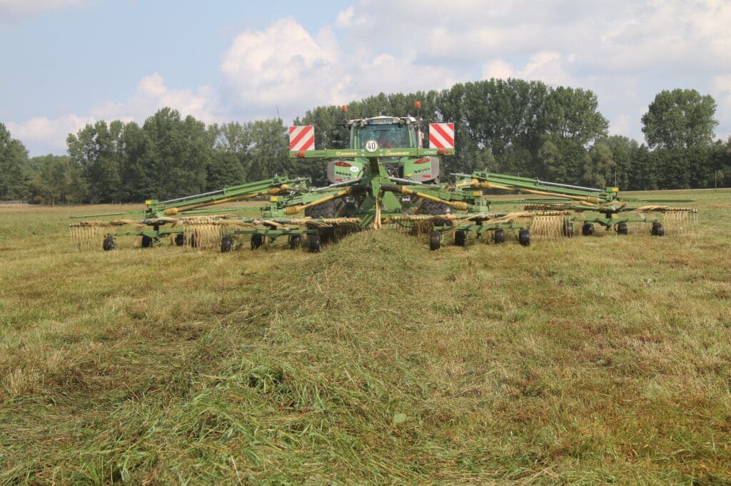 Ein Schwader auf Grünland bei der Futterernte für die Agrofarm Lüssow.