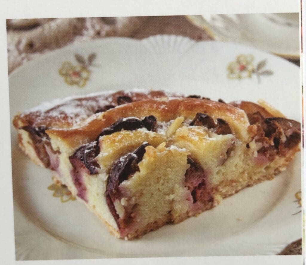Ein Stück sächsischer Pflaumenkuchen auf einem Teller.