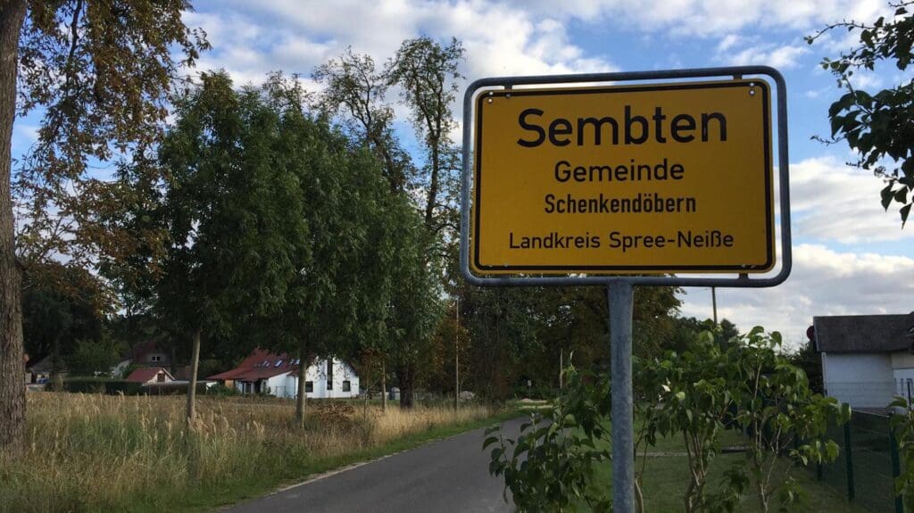Das Ortsschild von Sembten in Brandenburg - dem Ort, in dem er erste Fall von ASP in Deutschland nachgewiesen wurde.