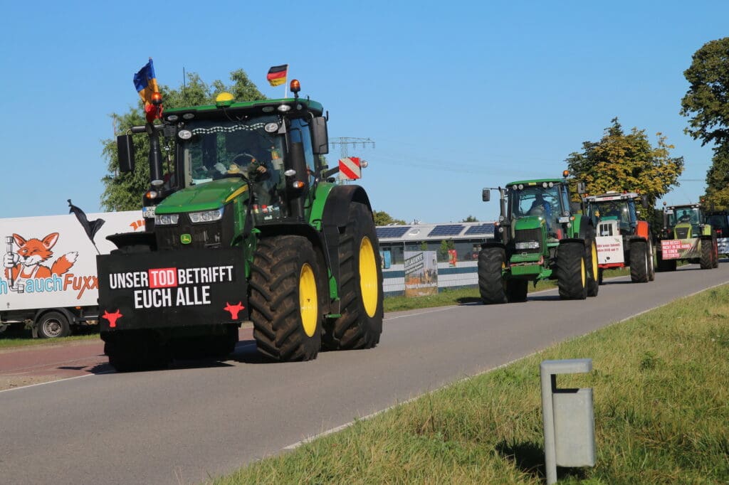 Svenja-Schulze-zu-Besuch-bei-der-Agrargesellschaft-Papendorf_-Landwirte-kommen-mit-Treckern-zu-einer-Demonstration