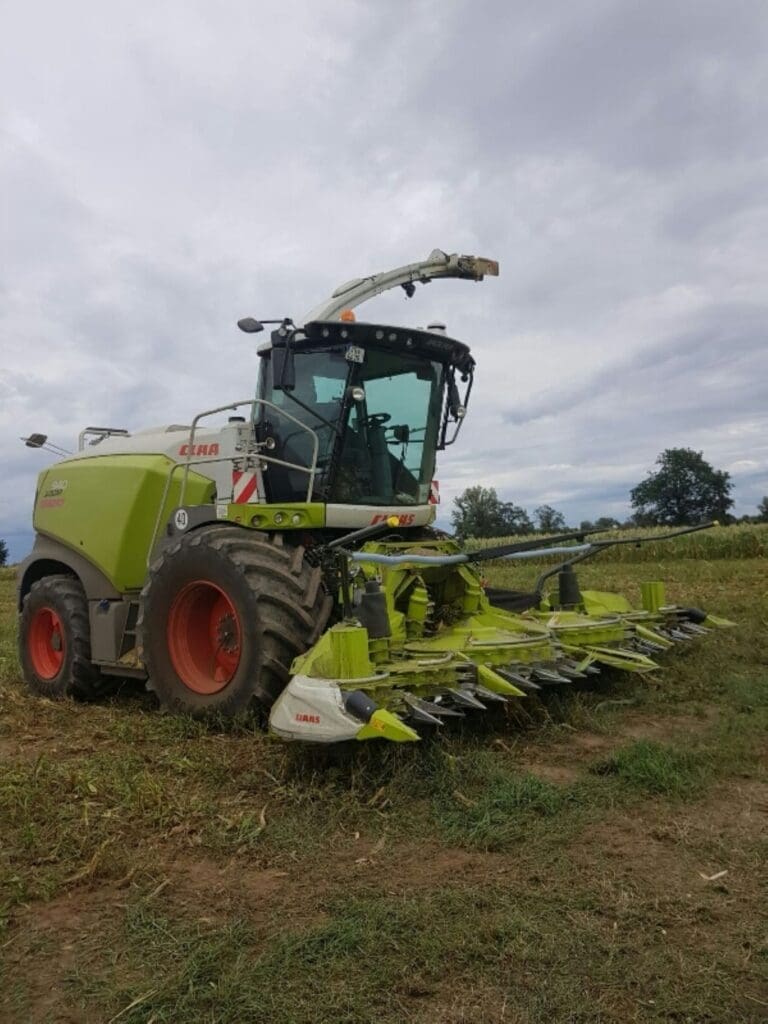 Ein Feldhäcksler Claas Jaguar 940 auf einem abgernteten Maisfeld.