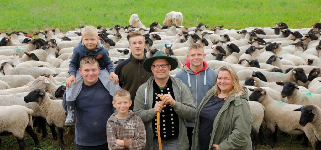 Starkes Team: Anke Buley und Ronald Rocher, umringt von den Söhnen Georg, Hannes, Willi und Max sowie Jannis, ein Freund und Nachbarsjunge.