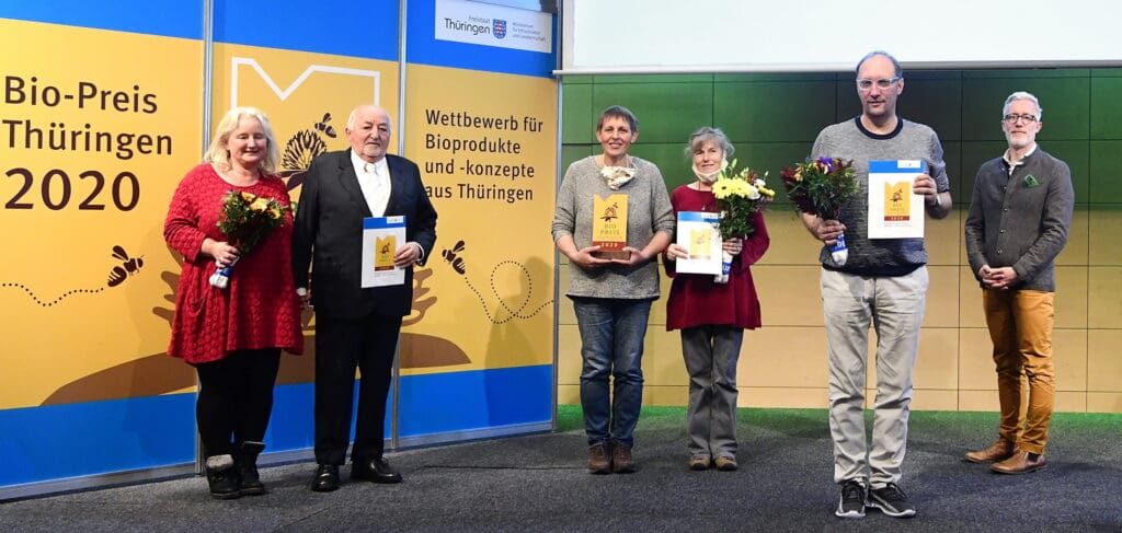 Preisträger in der Kategorie „Konzept zur Vermittlung der Werte des Ökologischen Landbaus“ (v.l.): Marion & Prof. Hans Bauerfeindt (Bio-Seehotel Zeulenroda GmbH & Co. KG), Karen Weng & Petra Hesse (Kuhmuhne Schaugarten Schönhagen), Tibor Keil (mobio mobiles Bio-Bistro, Erfurt) und Minister Benjamin-Immanuel Hoff.