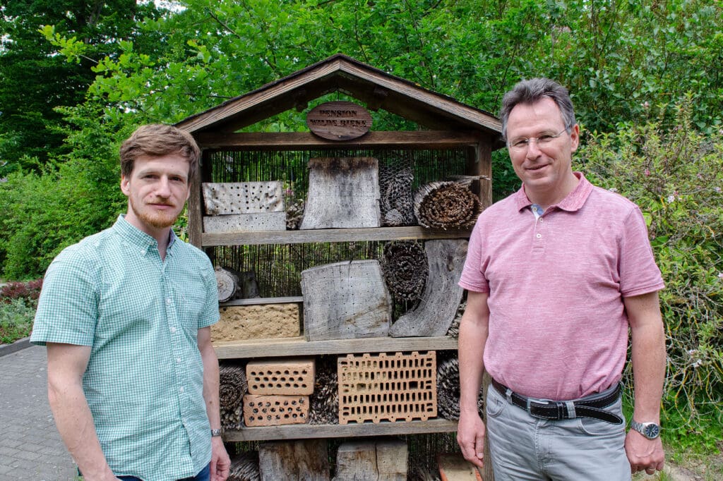 Als Forscher konzipieren und begleiten sie das Maßnahmenprogramm Insektenschutz: Dr. Peter Weißhuhn (l.) und Prof. Dr. Thomas Schmitt.