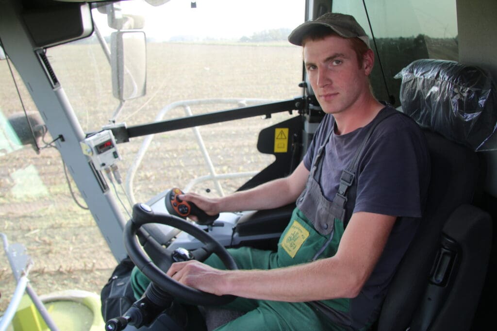 Maishäcksler-Fahrer Erik Severin beim Maishäckseln bei der Agrofarm Lüssow