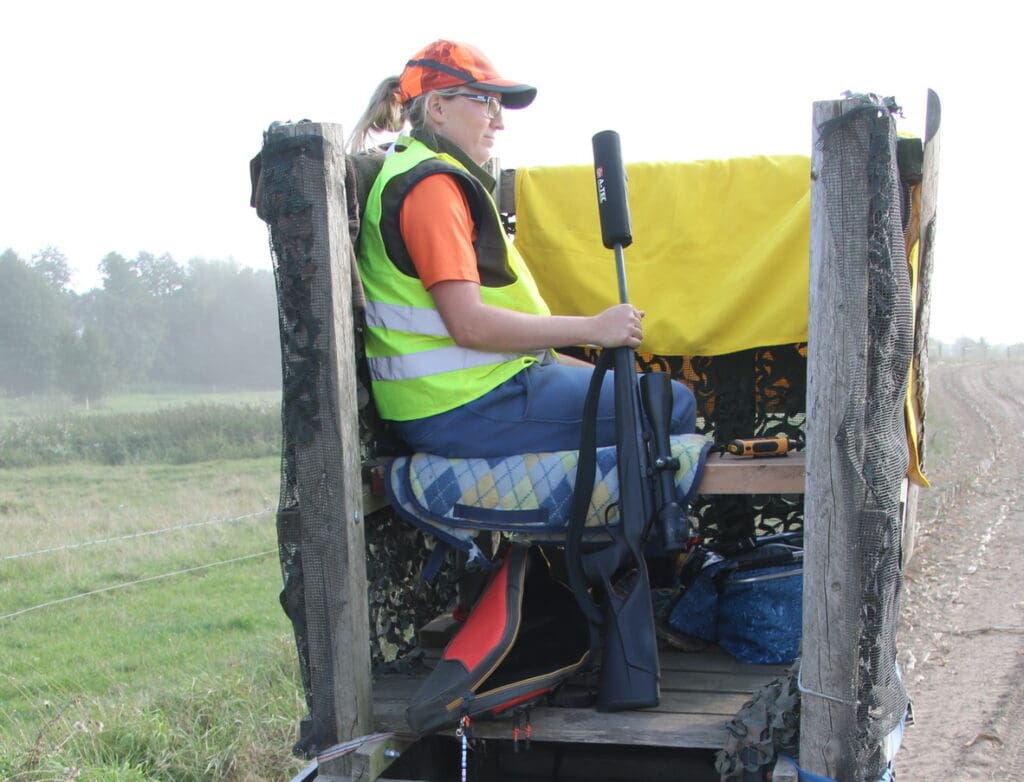 Eine Jägerin auf einem Hochsitz beim Maishäckseln bei der Agrofarm Lüssow