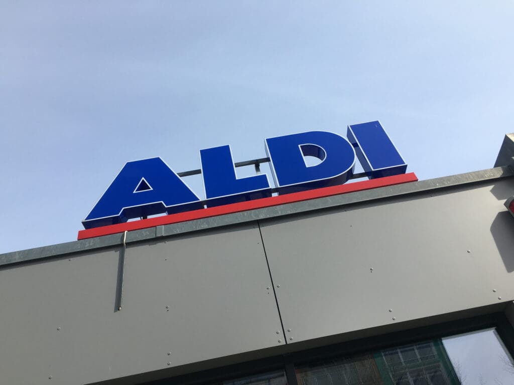 Firmenschild auf einer Aldi-Filiale.