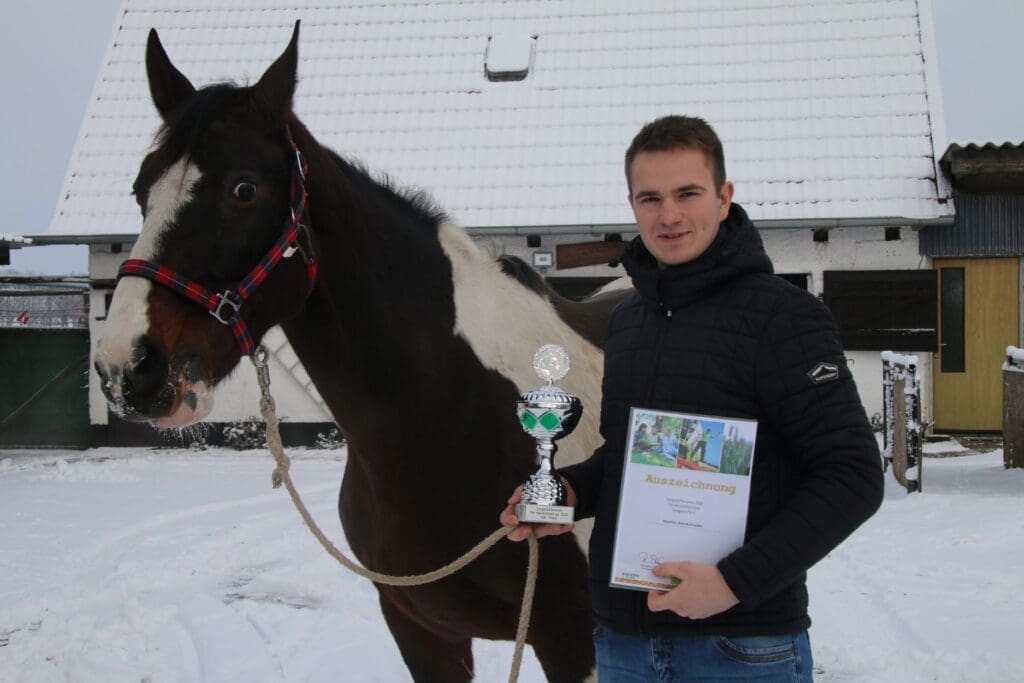 Auf Vorschlag des Verbandes der Pferdezüchter MV wurde Matthias Wandschneider, hier mit dem Sportpferd „Luxuspuppe“ auf dem elterlichen Hof in Alt Steinbeck, als „Bester Nachwuchszüchter 2020“ geehrt.