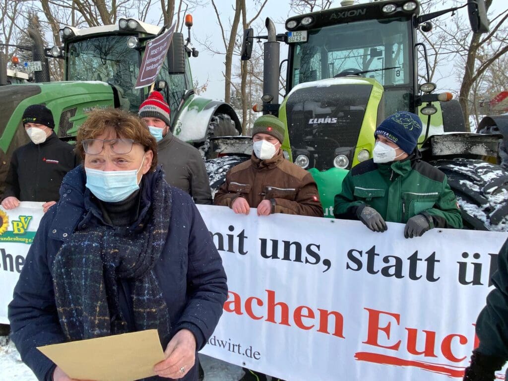 Landwirt vor Traktoren