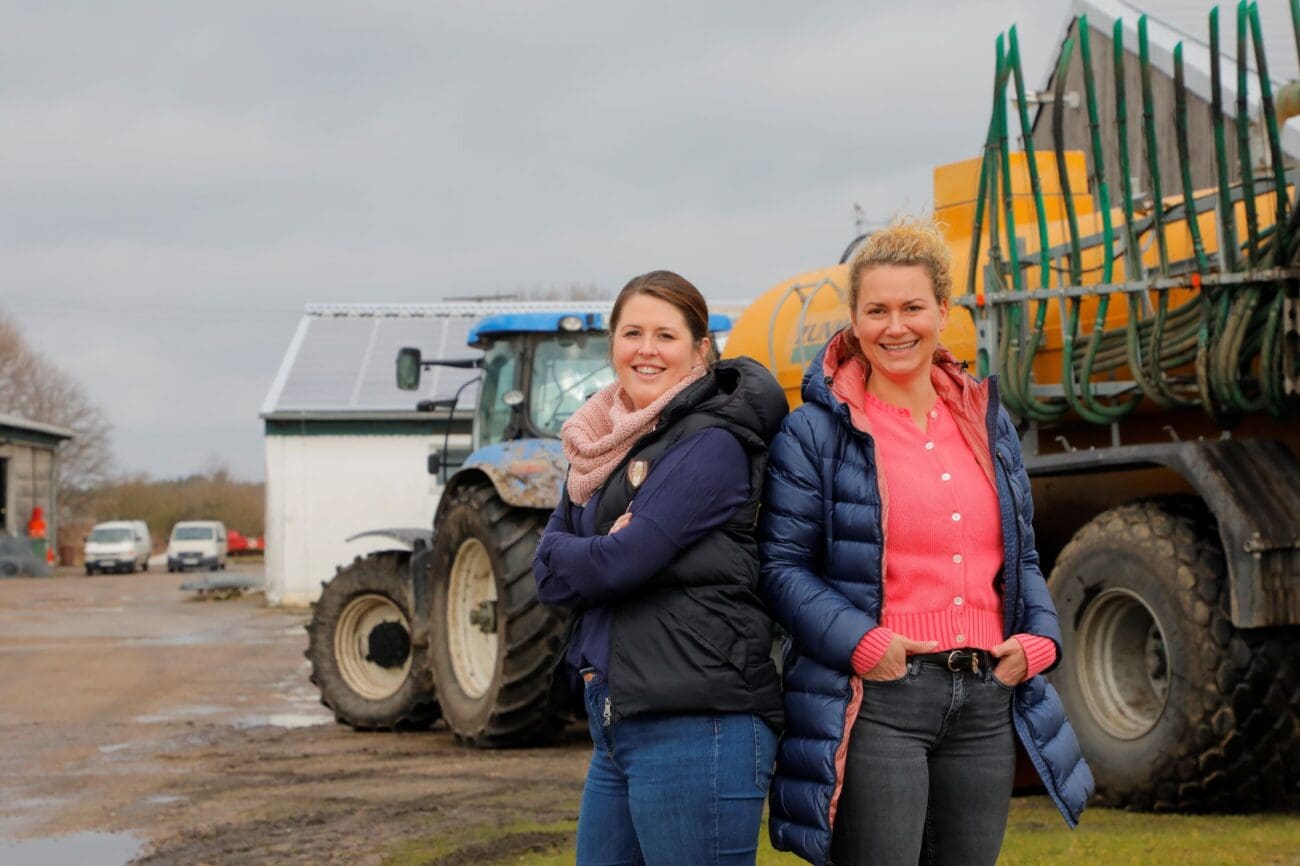 Treff in Glienicke: Stefanie Peters (l.) bei Caroline Bartsch auf dem Betriebshof.