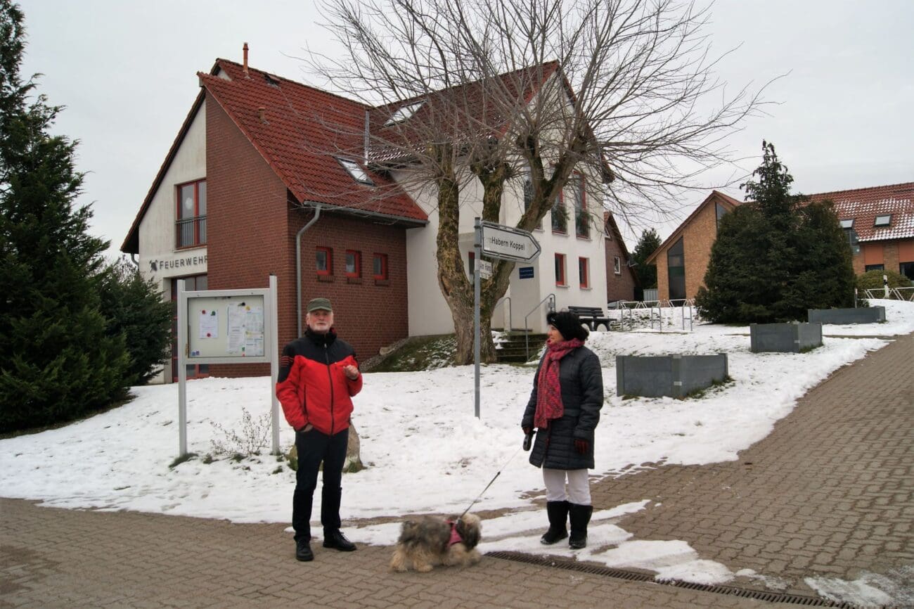 Bürgermeister Hubert Dierkes im Bürgergespräch vor dem Gemeindehaus.