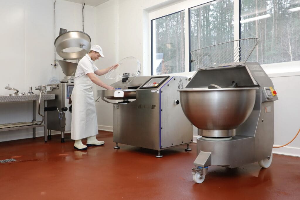 Menger, Cutter und Wurstabfüllmaschine stehen bereit.