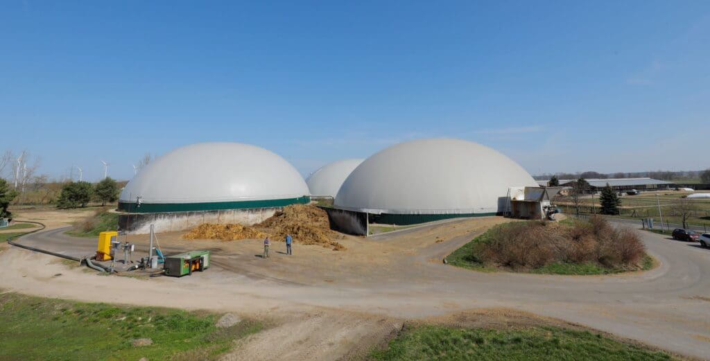 In der Biogasanlage in Wehrhain wird neben Gülle und Futterresten auch Mist und Grünschnitt vergärt. Links liegt der Schlauch zur Gülleausbringung.