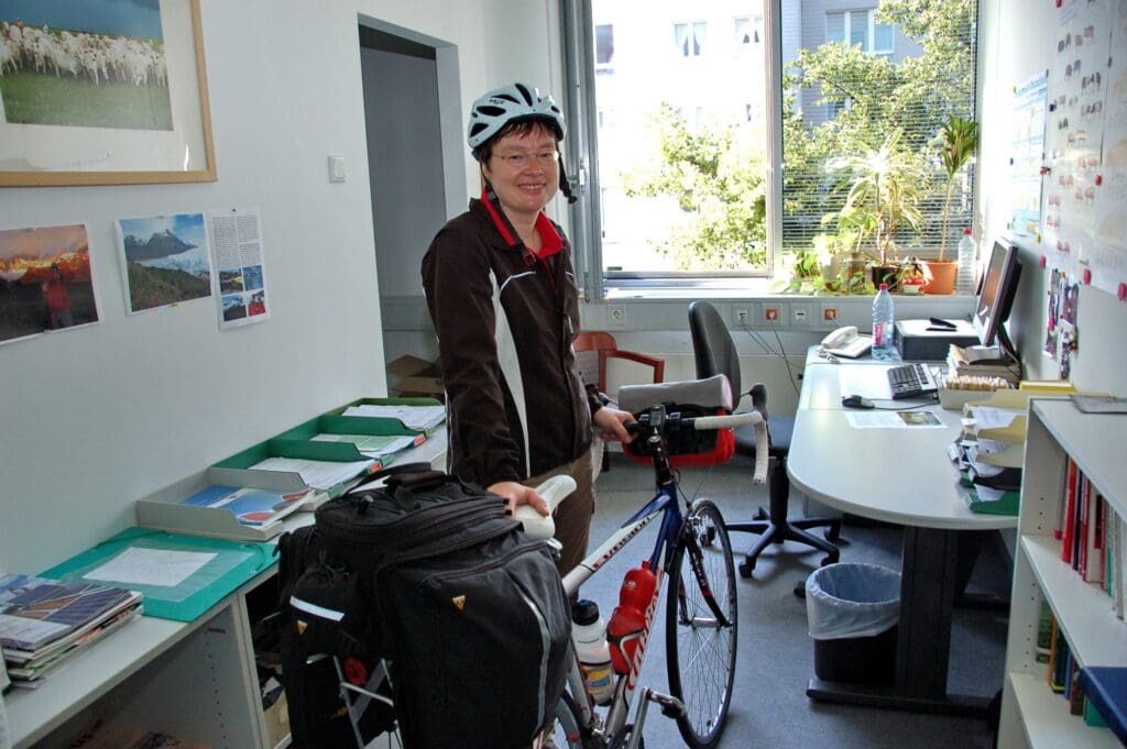 Susanne Gnauk mit Fahrrad im Redaktionsbüro