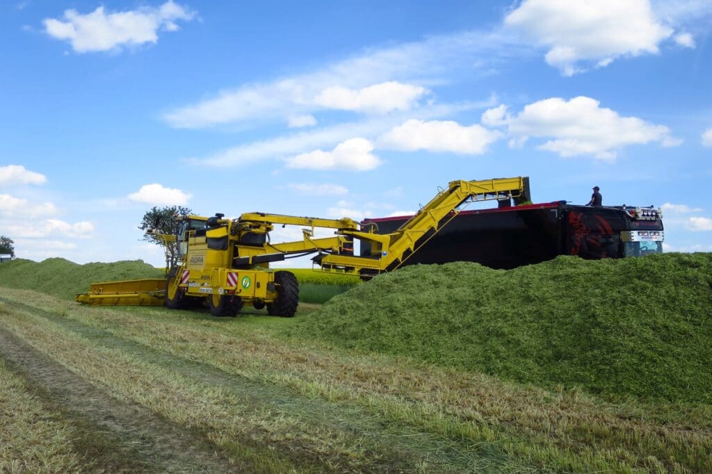Sind NawaRo-Maus und Häcksler zugleich auf dem Feld, so wird in der Regel die Miete immer an gleicher Stelle angelegt. Ist die jeweilige Ladung bzw. Miete verladen, so setzt die NawaRoMaus zurück und das Transportfahrzeug im Feld kann wieder an gleicher Stelle abkippen