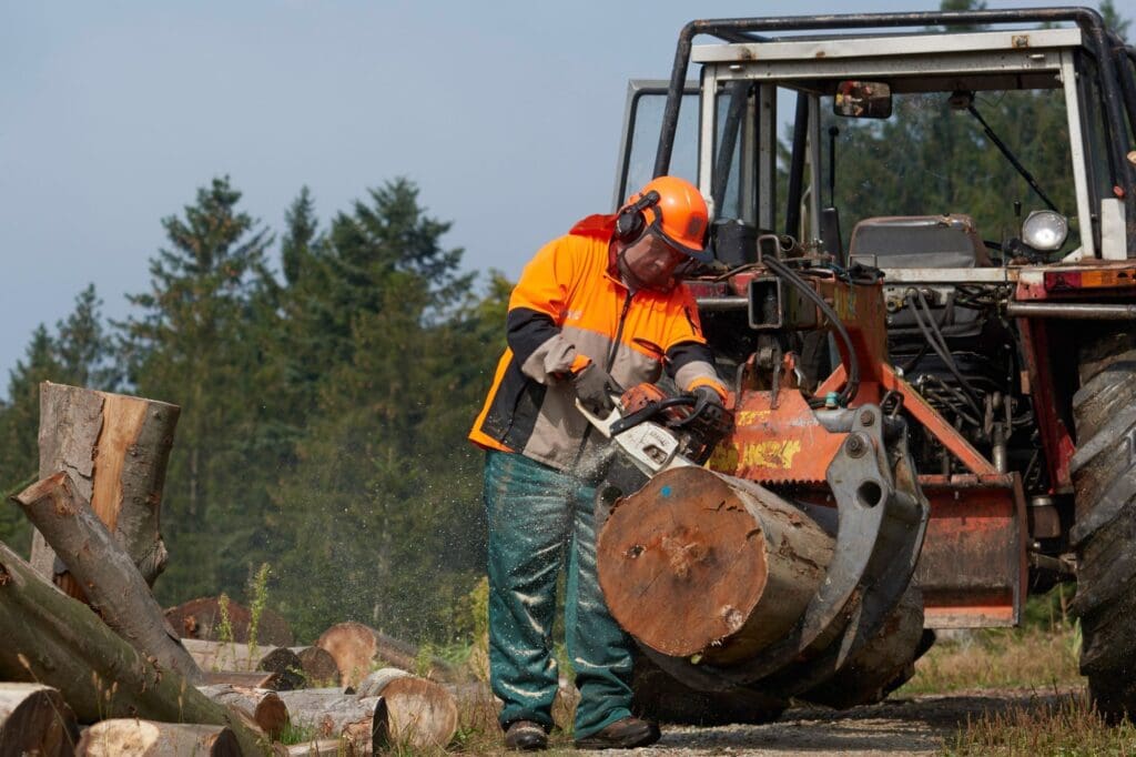 Dank der Dreipunktaufhängung ist der Forsttraktor vielseitig einsetzbar.