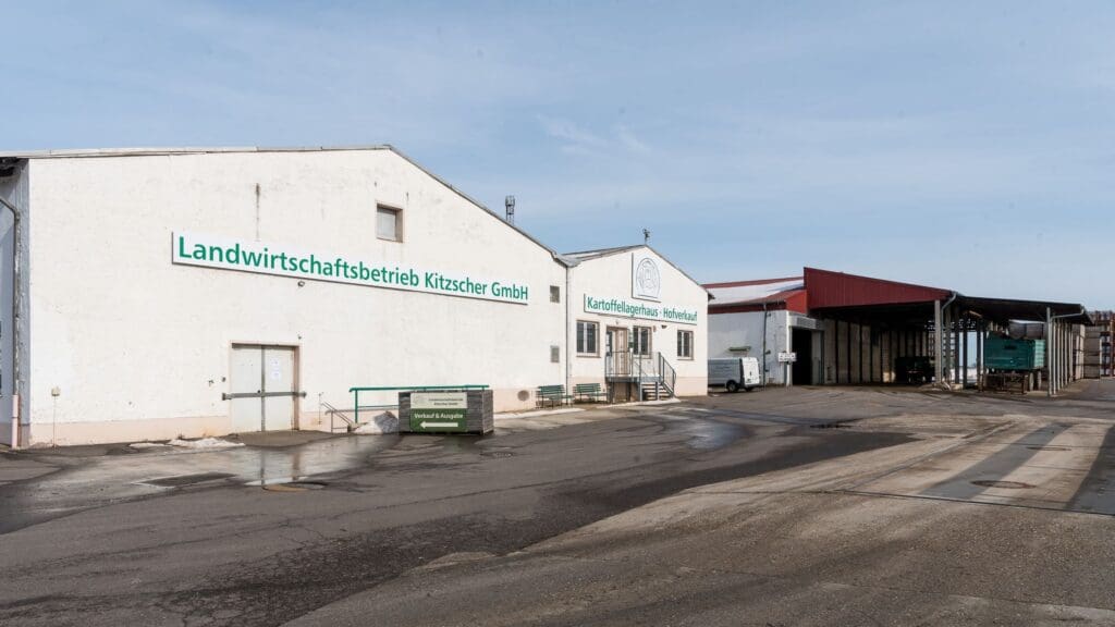 Die Lagerhallen der Landwirtschaftsbetrieb Kitzscher GmbH haben eine Kapazität von insgesamt 9.000 t. Das reicht für die gesamte Pfl anzkartoffelernte und für die Hälfte der jährlich gerodeten Speisekartoffeln.