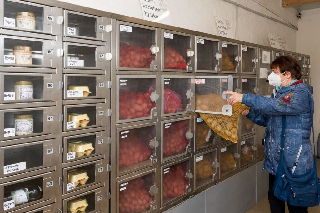 Am Hofautomat des Kitzscheraner Agrarbetriebes  können Kunden jeden Tag rund um die Uhr Speiseund Futterkartoffeln sowie Lebensmittel anderer  regionaler Anbieter kaufen.