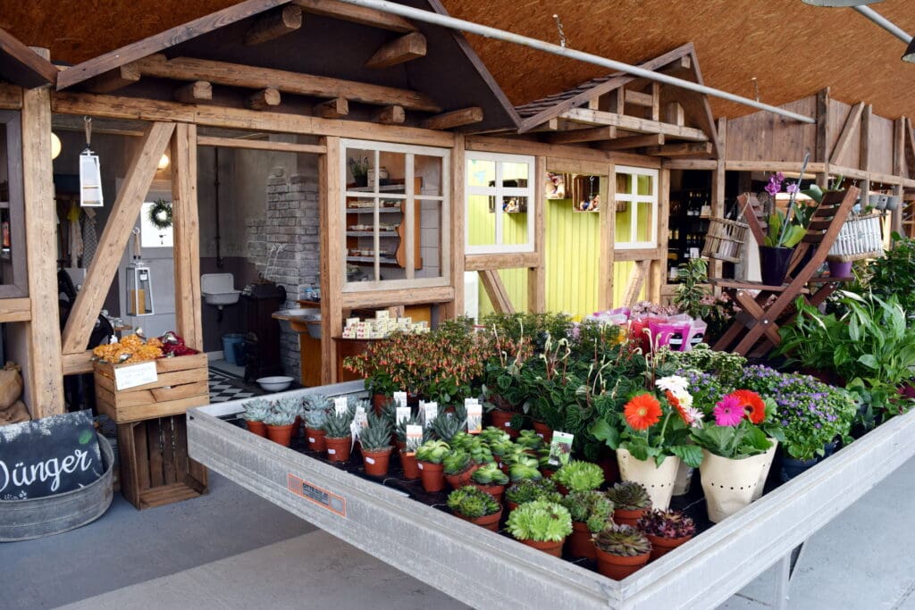 Der Hofladen im Gartenbaubetrieb: Kleine Geschäfte bieten dort ein vielseitiges Sortiment an.