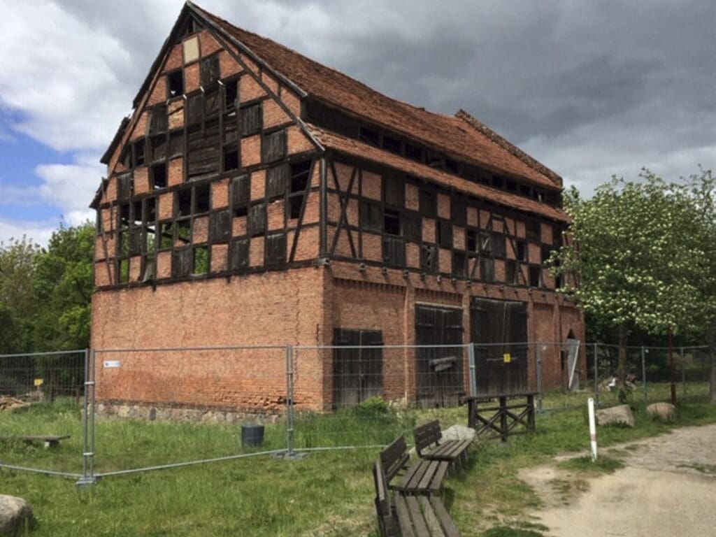 In der Scheune Gieseler von Gartz wurde bis 1989 Tabak getrocknet, danach verfi el das historische Gebäude. Jetzt wird ihm Stück für Stück wieder neues Leben eingehaucht.