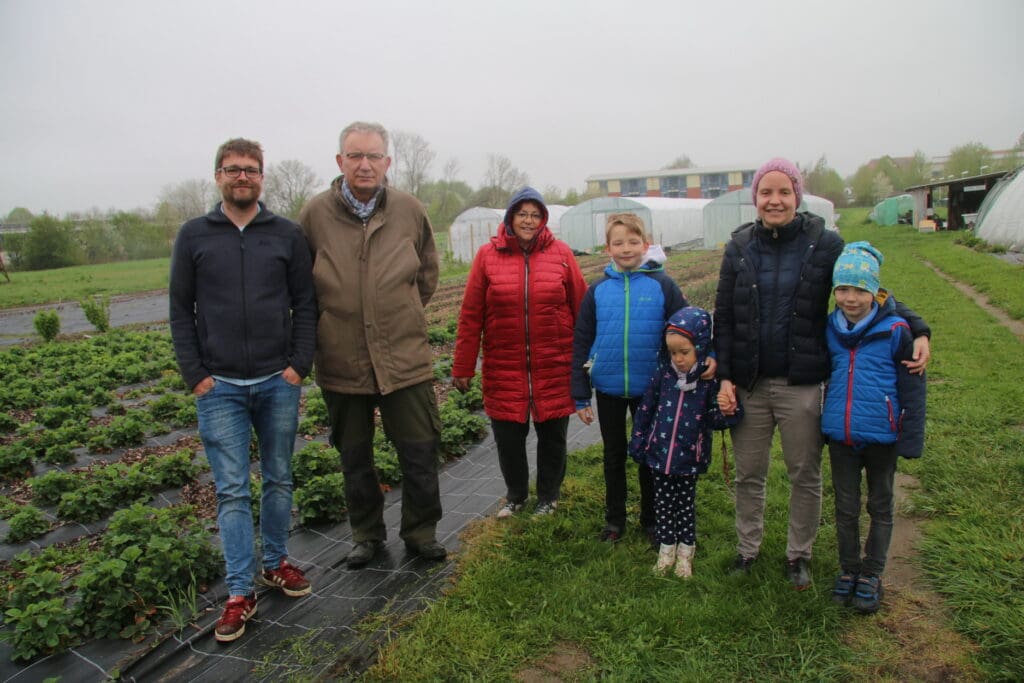 Das Team vom „Greifenacker“: Philipp Lutze, die Schwiegereltern Curt und Gisela Majunke, die Kinder Willi, Ivie, Ehefrau Stine und Sohn Otto.