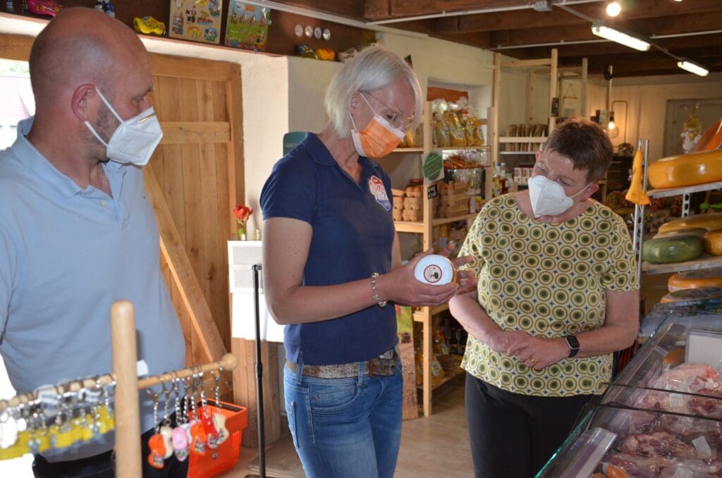 Im Hofladen informierte Caroline Uwland (l.) Landwirtschaftsministerin Claudia Dalbert bei deren Betriebsbesuch über die Produktpalette.