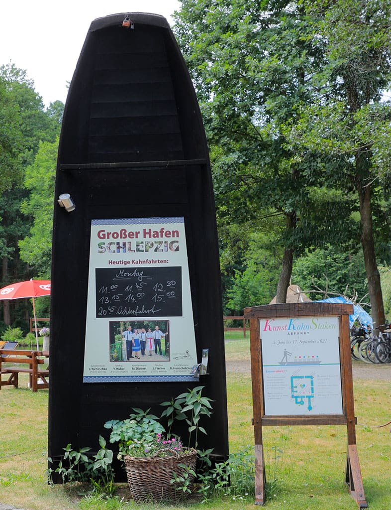 Alter-Faehrkahn-als-Infotafel-am-Hafen-in-Schlepzig-Spreewald