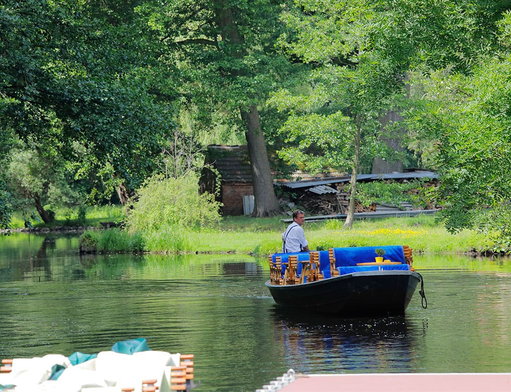 Faehrkahn-ohne-Gaeste-am-Hafen-in-Schlepzig-Spreewald