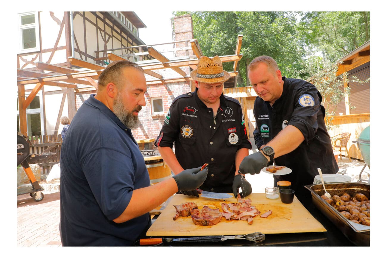 Grillweltmeister-Oliver-Sievers-und-Fleischsommeliers-Andi-Neumann-und-Olaf-Mahr
