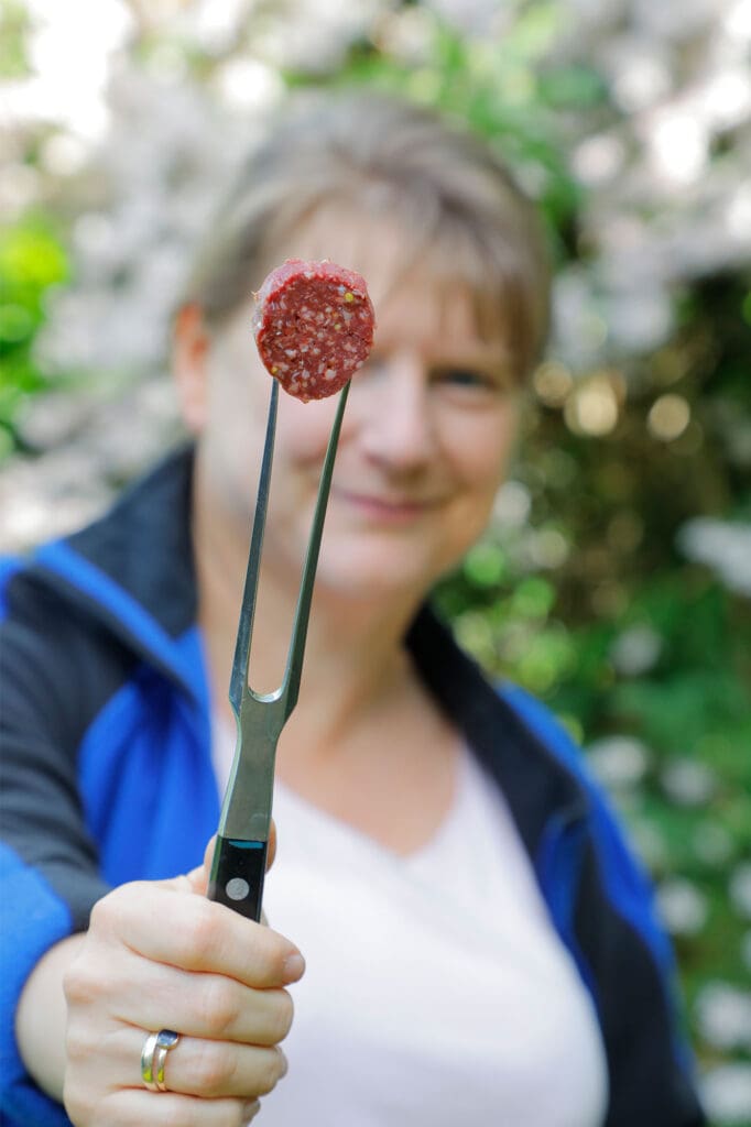 Antje Kienow ist stolz auf ihre Rindersalami – eine ausgezeichnete.