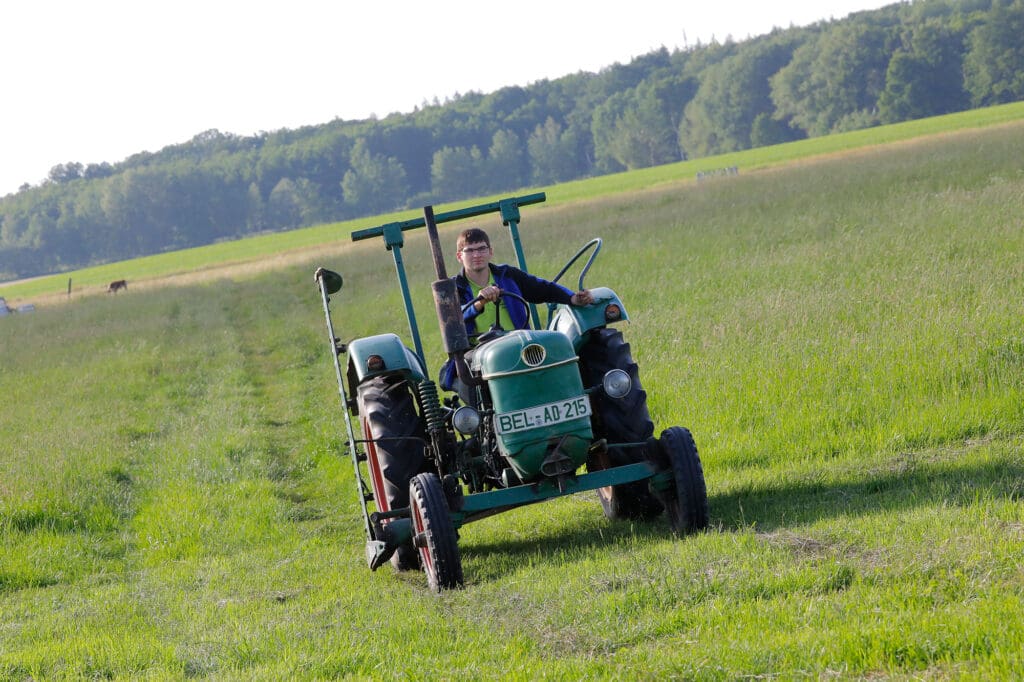 Mit dem guten alten Deutz-Traktor lässt sich noch so manche Arbeit auf dem Grünland erledigen.