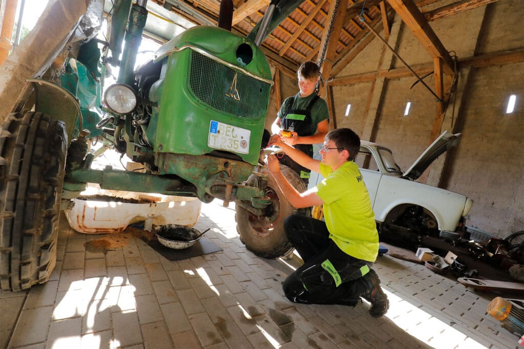 Die Jungs basteln mit Leidenschaft am Traktor: Spannung messen, Glühlampen tauschen ...
