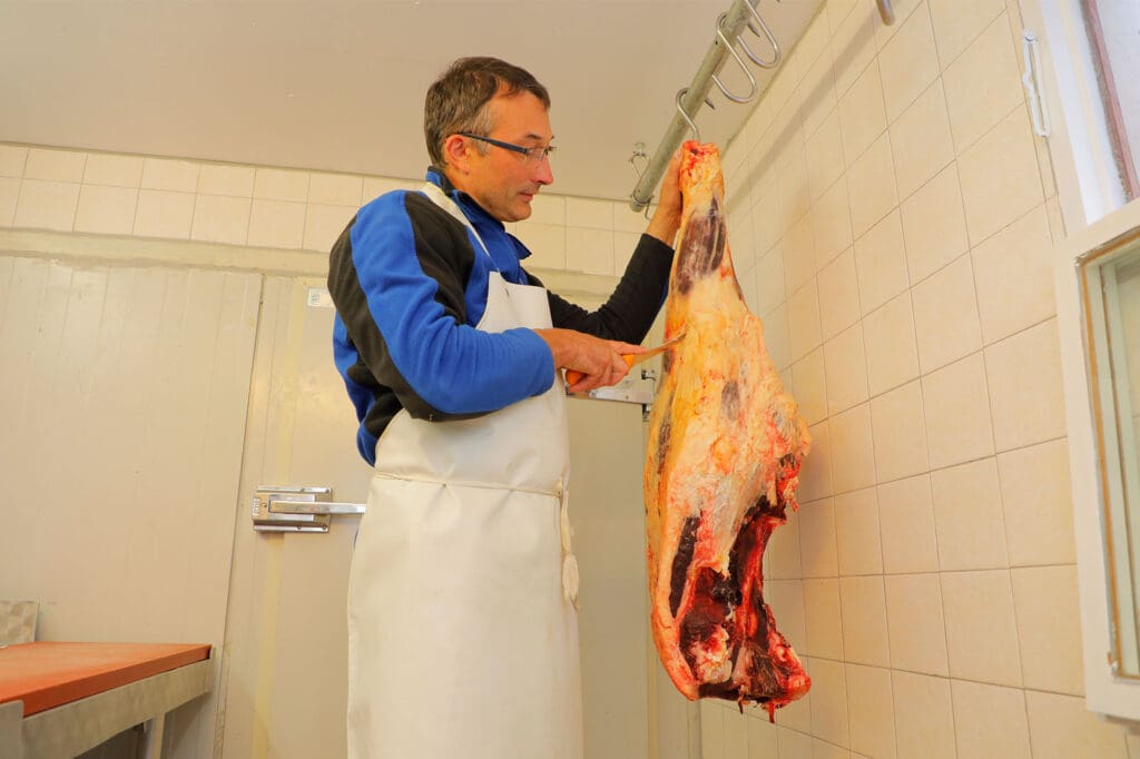 Dirk Kienow zerlegt das Fleisch fachgerecht und bringt es in der Kühlzelle unter.