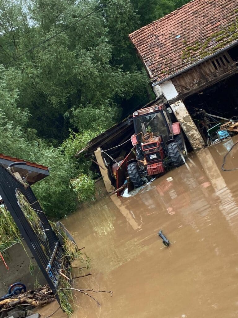 Ein Traktor unter Wasser nach dem Hochwasser