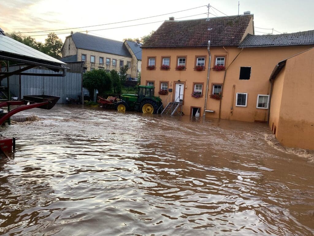 Ein Traktor unter Wasser nach dem Hochwasser