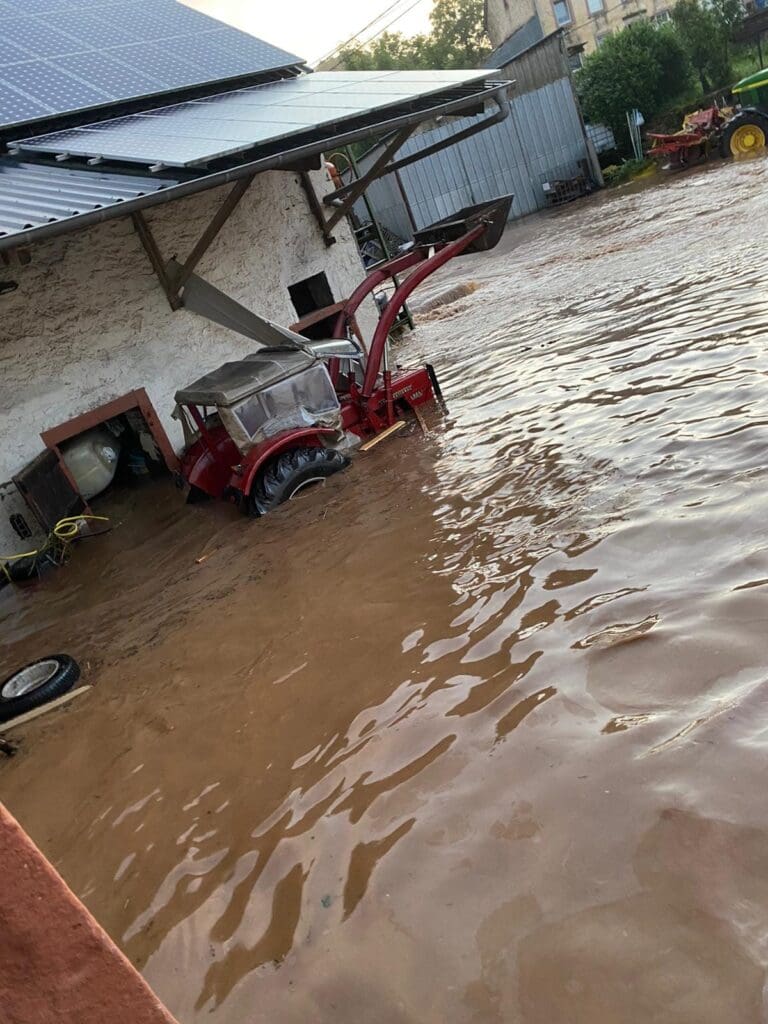 Ein Traktor unter Wasser nach dem Hochwasser