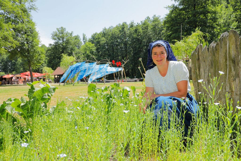 Kahnfaehrfrau-Yvonne-Huber-im-Mini-Garten-mit-Spreewald-typischen-Gemuesesorten