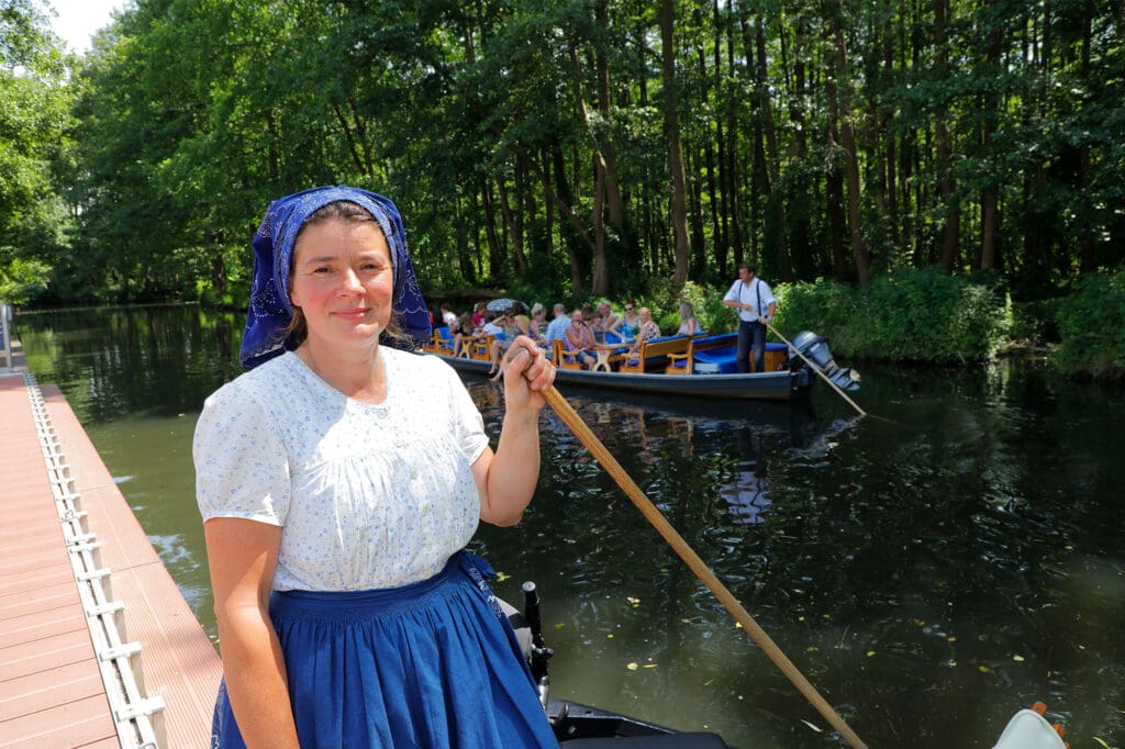 Kahnfährfrau Yvonne Huber vor einem Spreewald-Kahn